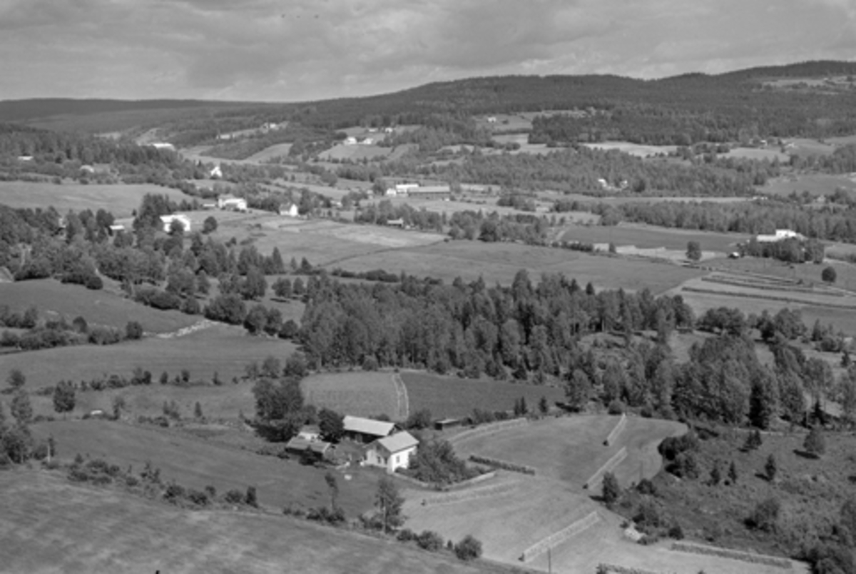 Anno Domkirkeodden, Flyfoto, : Liberg i forgrunnen. I bakgrunnen fra venstre ser man bl.a. Øksenset (Ykset), Øksenset skole (Ykset skole), Bjørnerud, og Stensli i høyre billedkant, landskap, Furnes, Ringsaker.