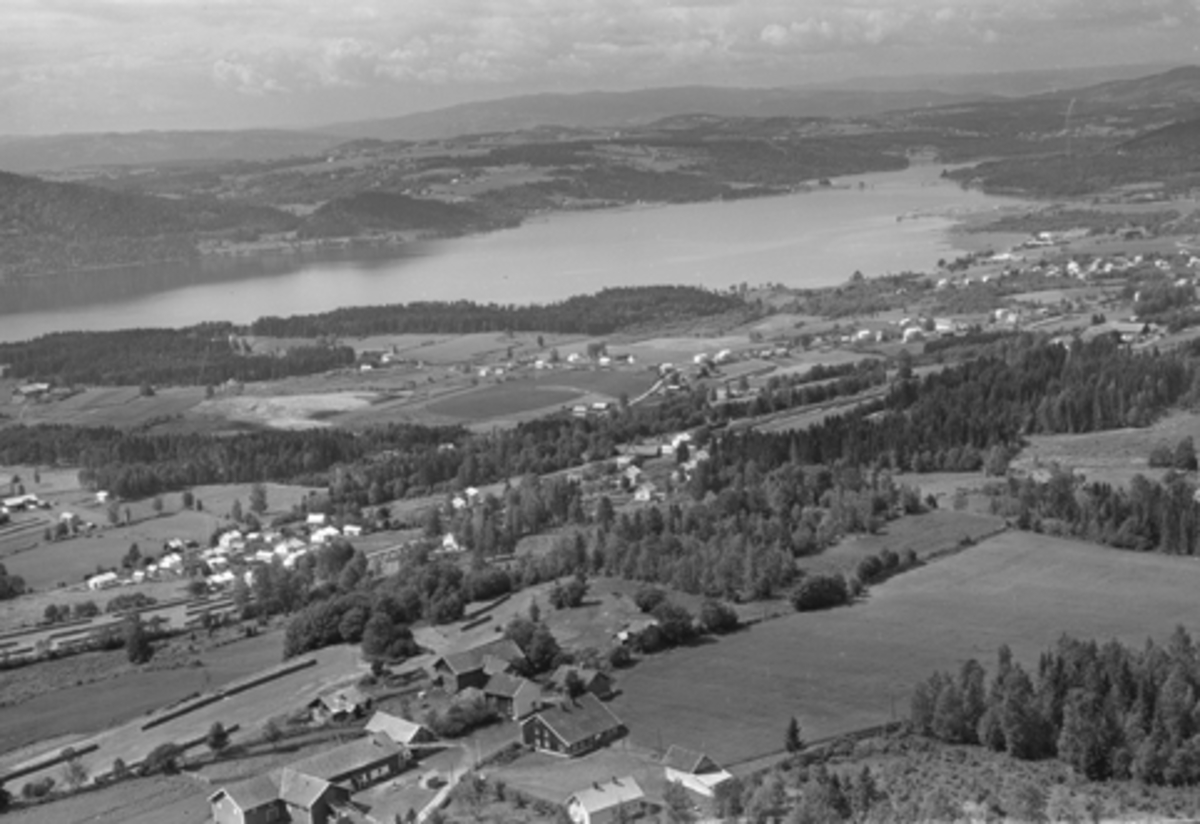 Anno Domkirkeodden, Flyfoto Furnes, Stenbekk mot Brumunddal, Mjøsa, Hellerud gard i forgrunnen.