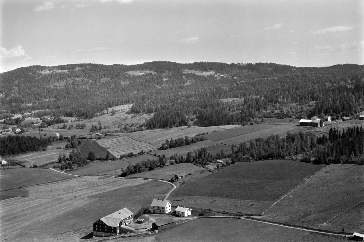 Widerøes Flyveselskap A/S, Flyfoto av Engeskaug gård i Gaupen.