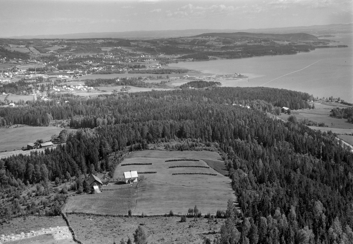 Widerøes Flyveselskap A/S, I framkant bruket Berget. Til venstre Kokkinne under Dæli, Dælivegen, Veldre, flyfoto, landskap, mot Brumunddal, Furnes, Mjøsa,