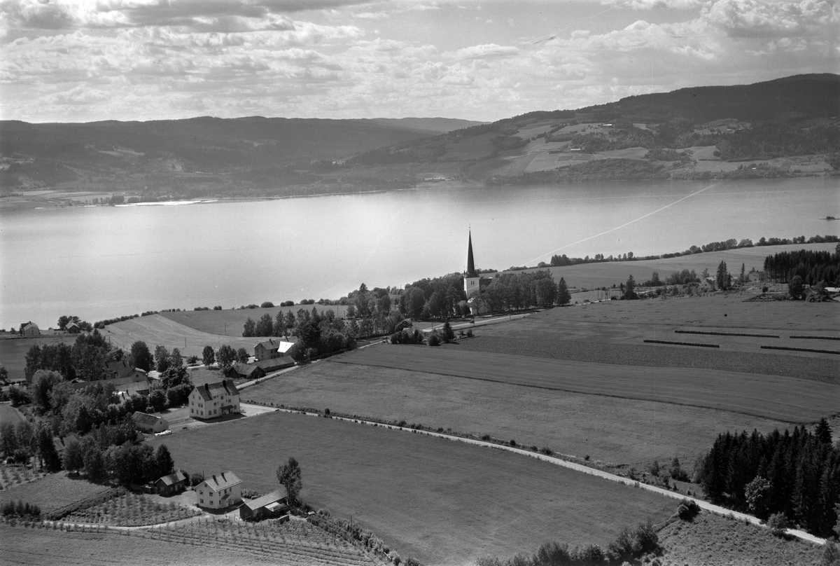 Widerøes Flyveselskap A/S, Flyfoto av Ringsaker kirke og landskapet rundt. Mjøsa og Biri.