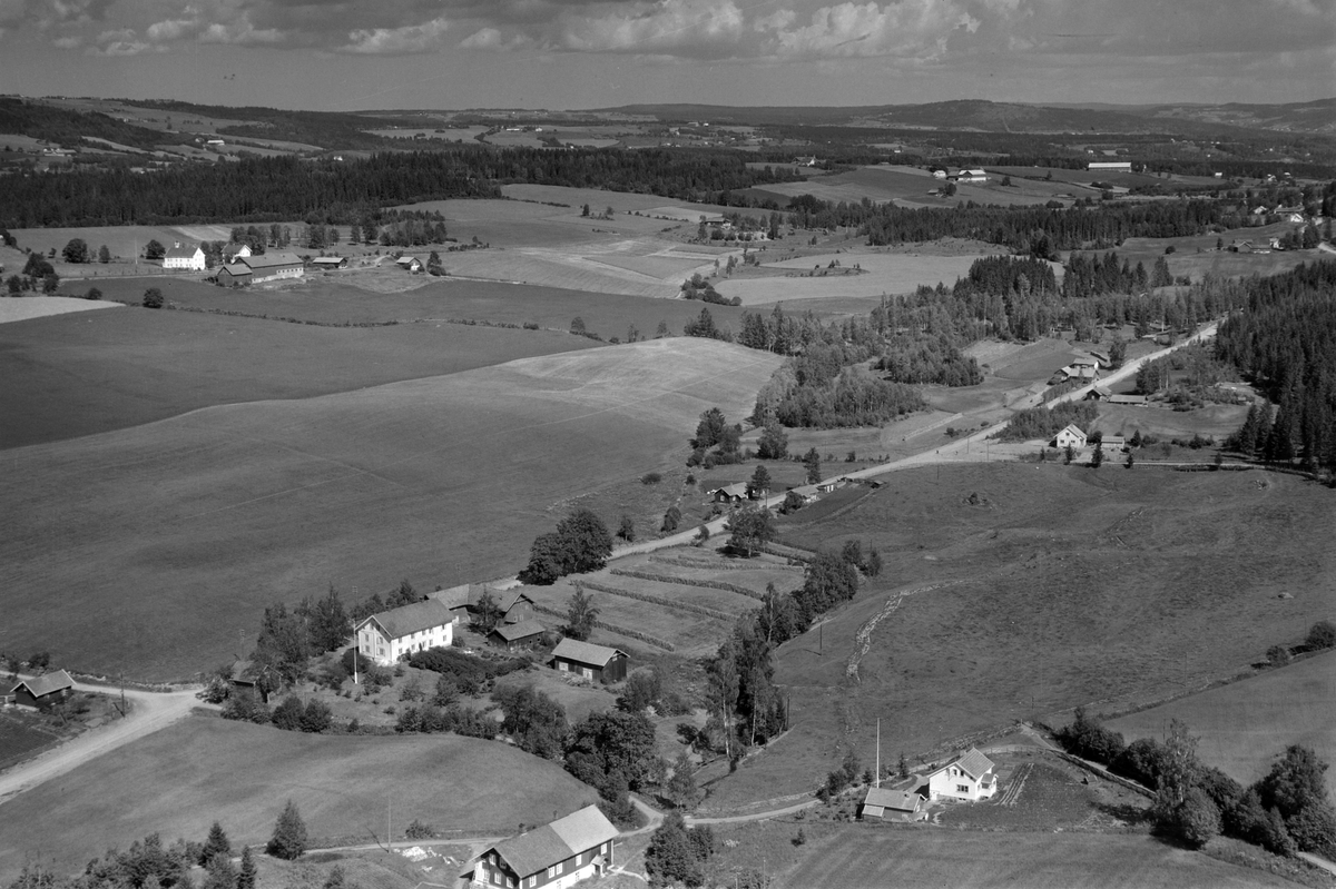 Widerøes Flyveselskap A/S, Flyfoto av Eriksrud og Fremad forsamlingslokale, Åshøgda, Ringsaker.