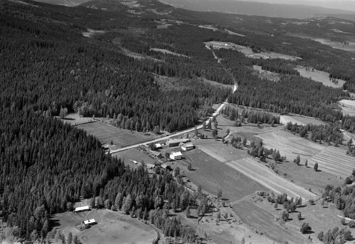 Widerøes Flyveselskap A/S, Flyfoto av Storvelten gard, Næroset, Ringsaker.