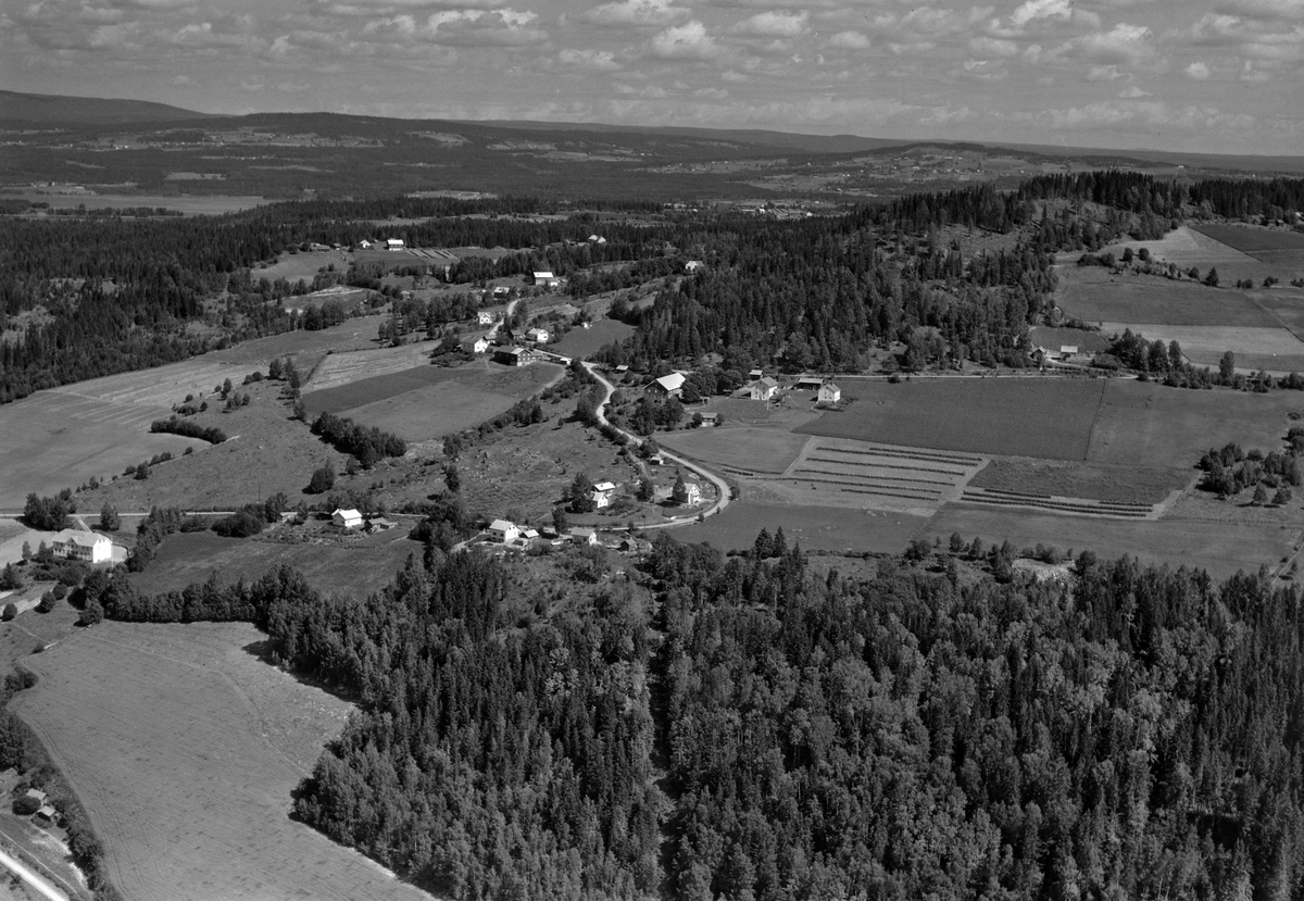 Widerøes Flyveselskap A/S, Flyfoto av ukjent sted, Brøttum, Ringsaker.