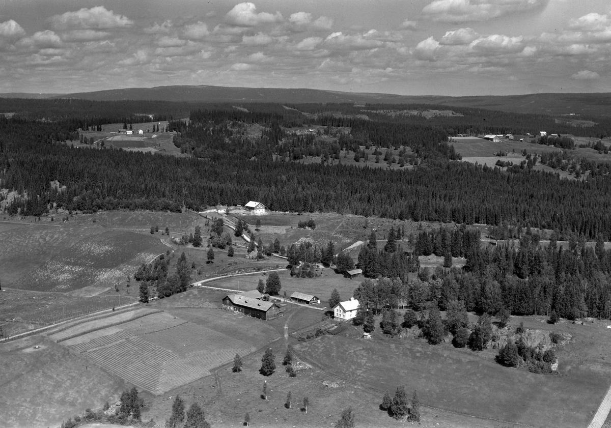 Widerøes Flyveselskap A/S, Flyfoto av Busmundrud gard, Åsmarka, Ringsaker.