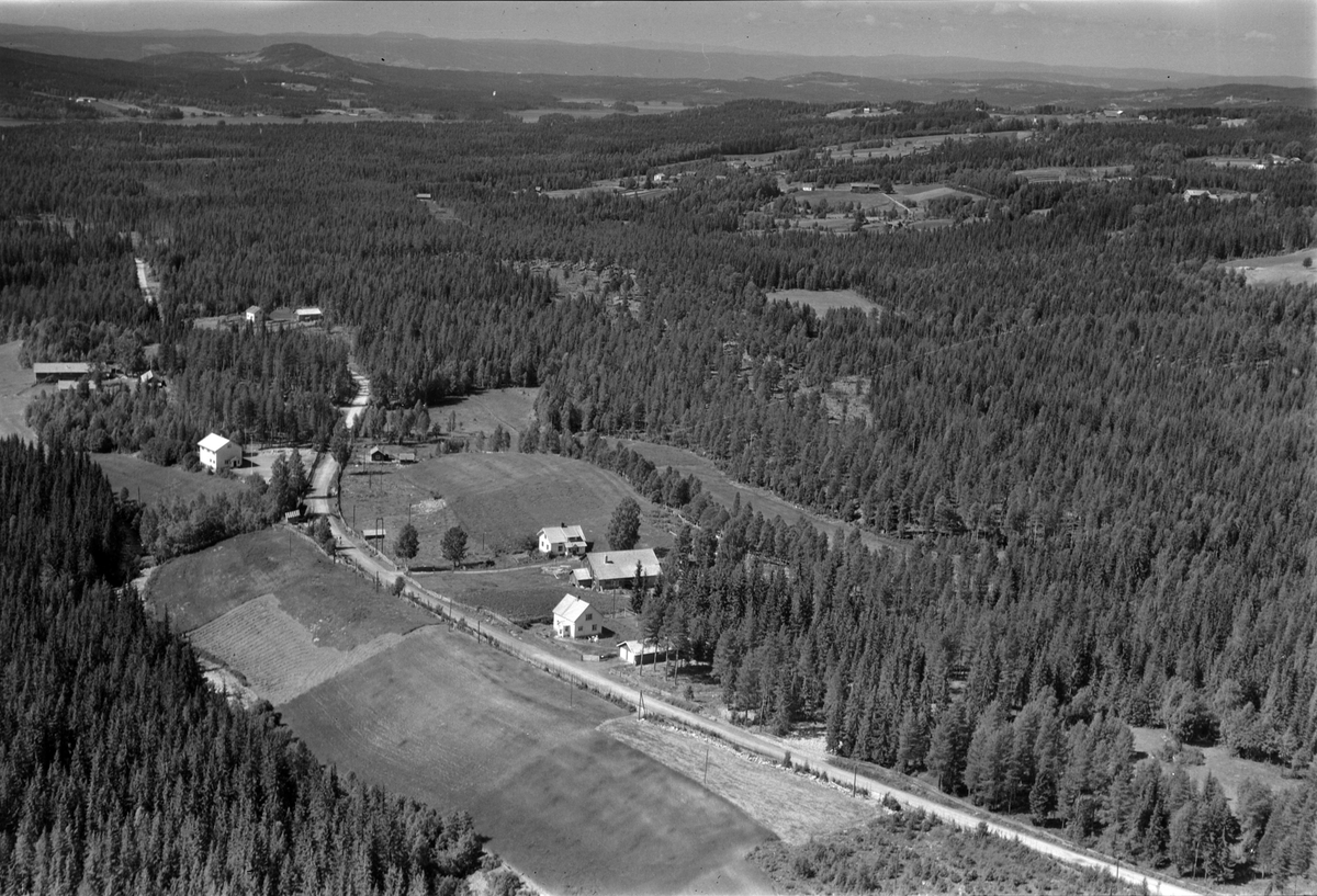 Widerøes Flyveselskap A/S, Flyfoto, Brattbakken skole, Kornlykkja, Åsmarka, Ringsaker.
