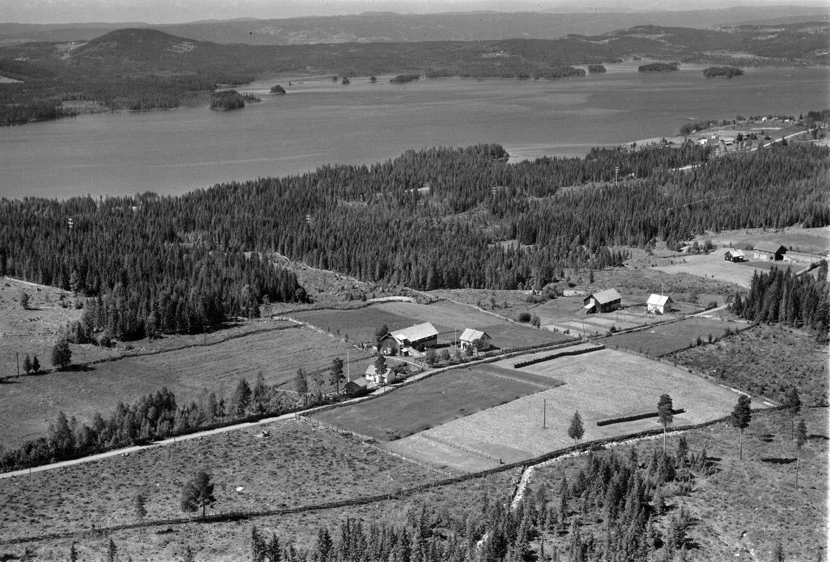 Widerøes Flyveselskap A/S, Flyfoto av Steinsrud gard, Åsmarka, Ringsaker.