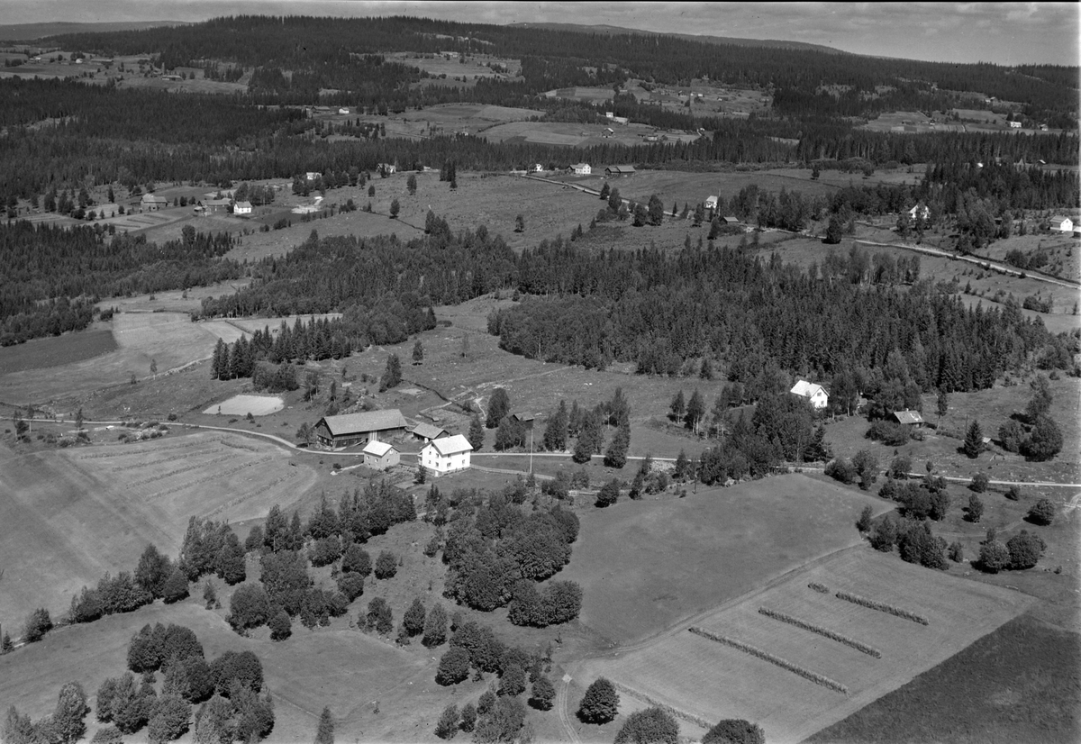 Widerøes Flyveselskap A/S, Flyfoto av Hellerud gard, Åsmarka, Ringsaker.
