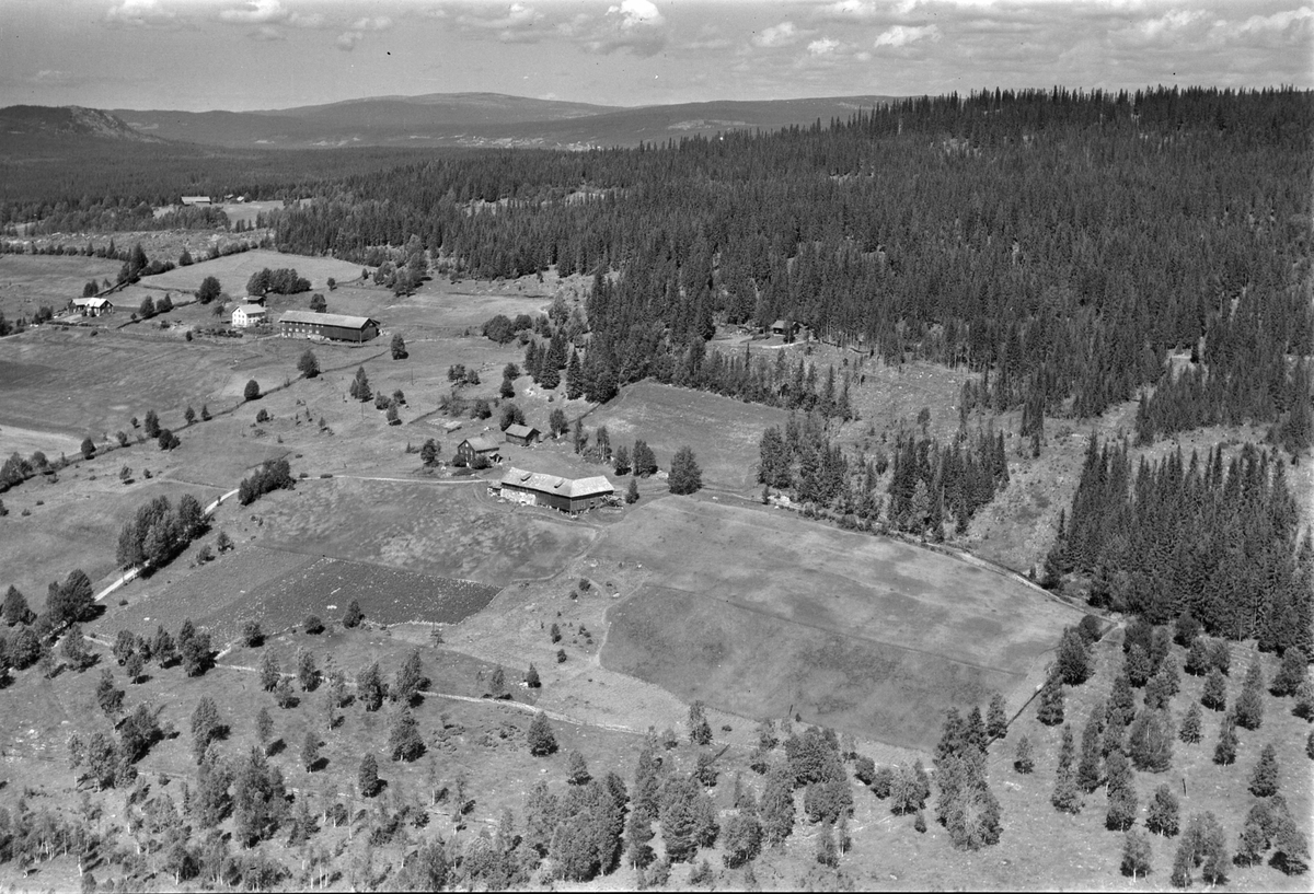Widerøes Flyveselskap A/S, Flyfoto av Onsum søndre, Åsmarka, Ringsaker. I bakgrunn er Onsum nordre og Tørrtopp.