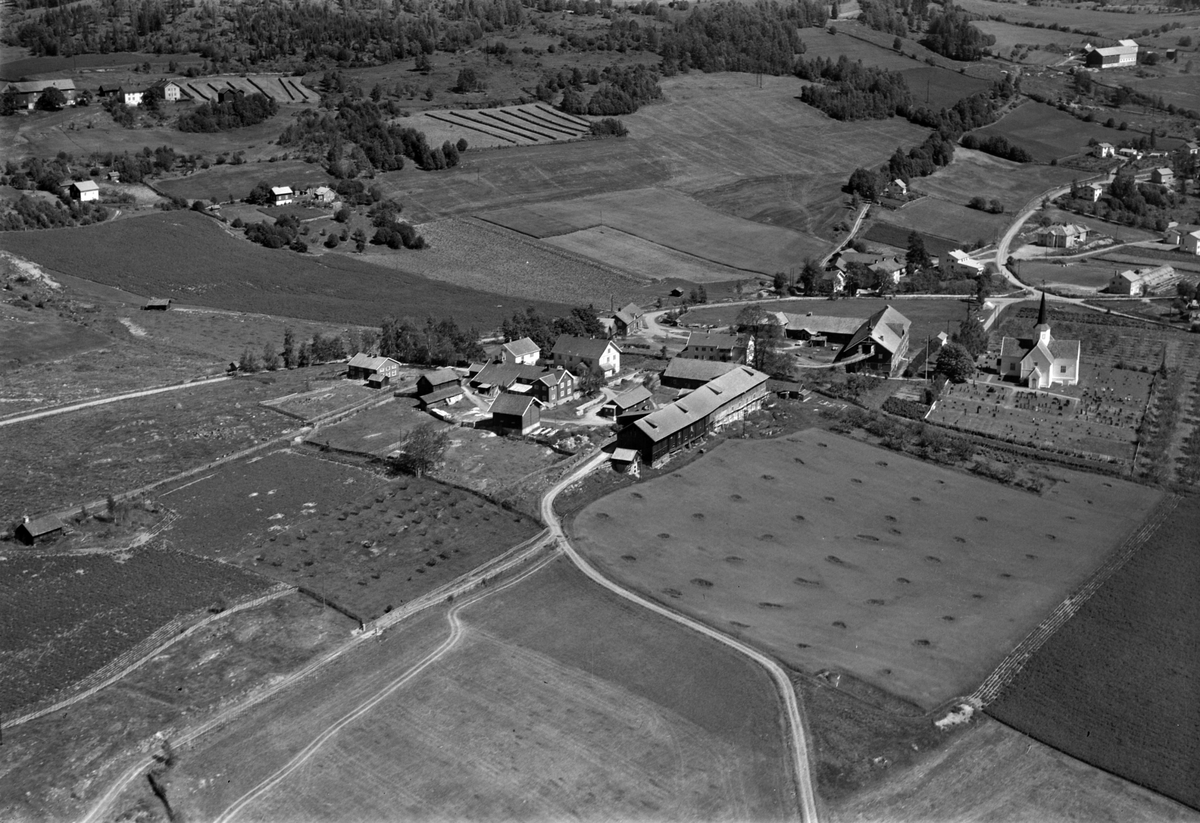 Widerøes Flyveselskap A/S, Flyfoto av Brøttum kirke, Ringsaker. Mæhlum søndre og nordre. Landskapet rundt.