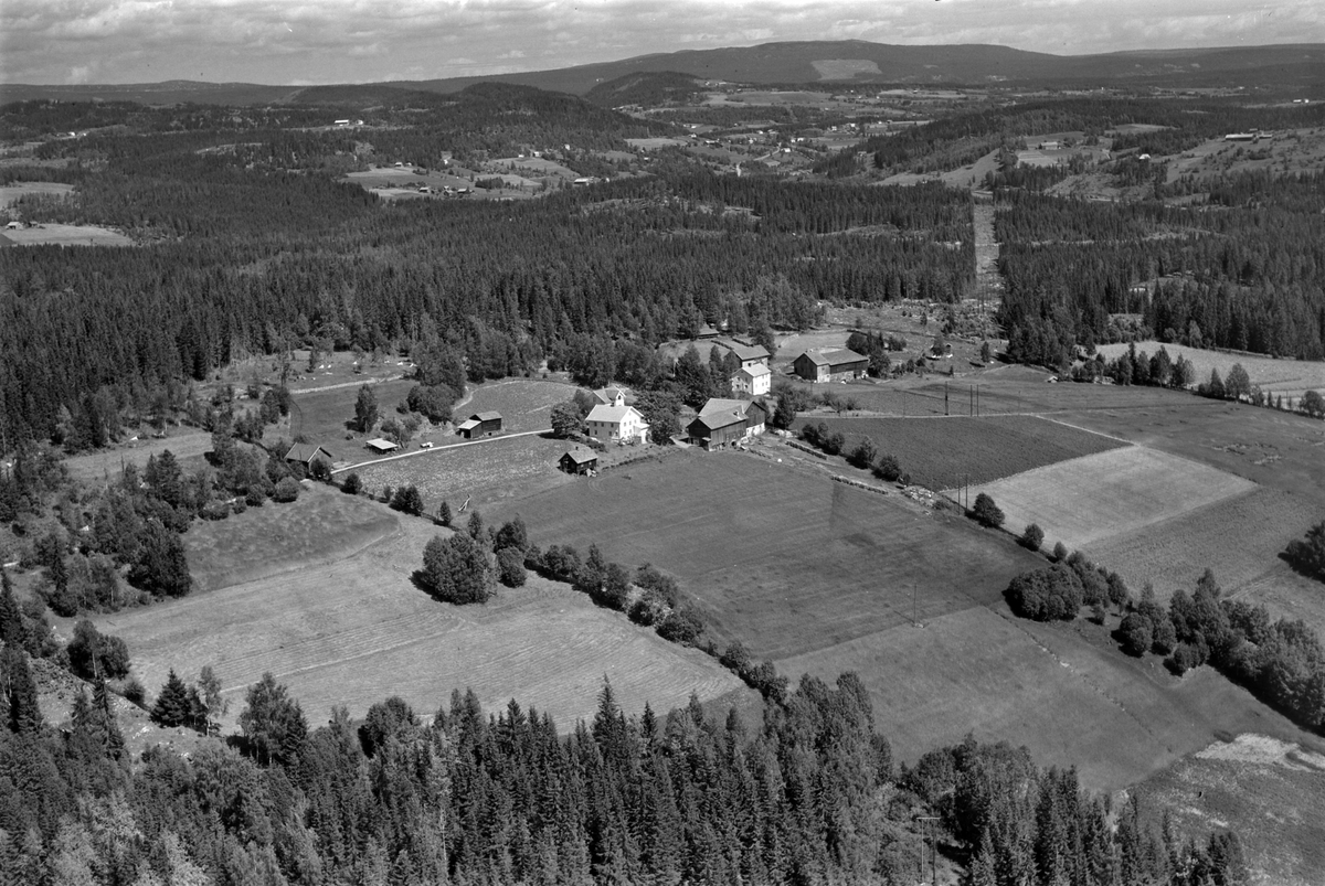 Widerøes Flyveselskap A/S, Flyfoto ukjent gard, Brøttum, Ringsaker.