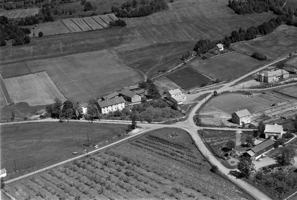 Widerøes Flyveselskap A/S, Flyfoto av Rogne gard, Brøttum, Ringsaker.