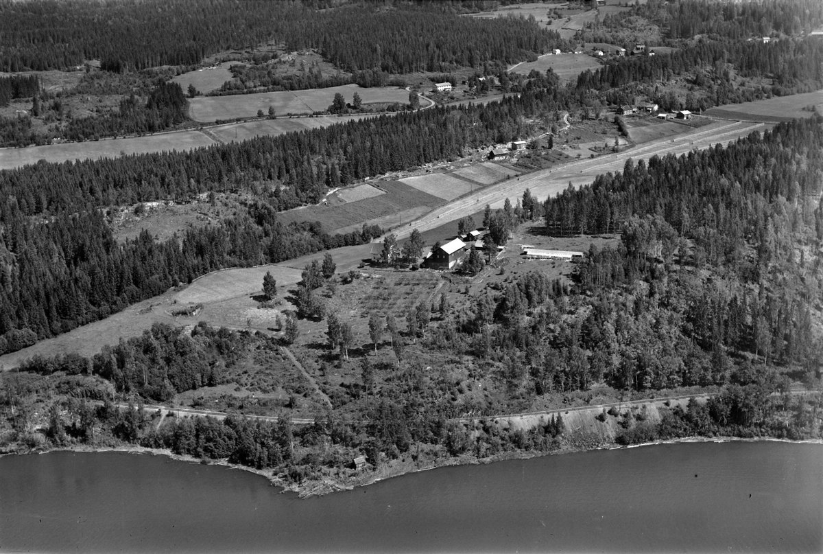 Widerøes Flyveselskap A/S, Flyfoto av Fjordnes gard, Brøttum, Ringsaker.