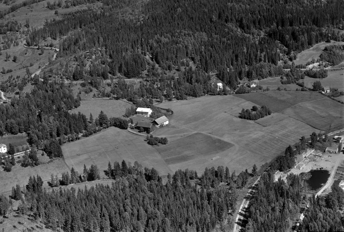 Widerøes Flyveselskap A/S, Flyfoto av Korsviken gard, Brøttum, Ringsaker.