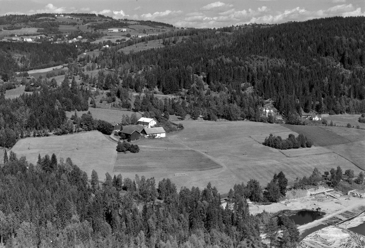 Widerøes Flyveselskap A/S, Flyfoto av Korsviken gard, Brøttum, landskap, Ringsaker.