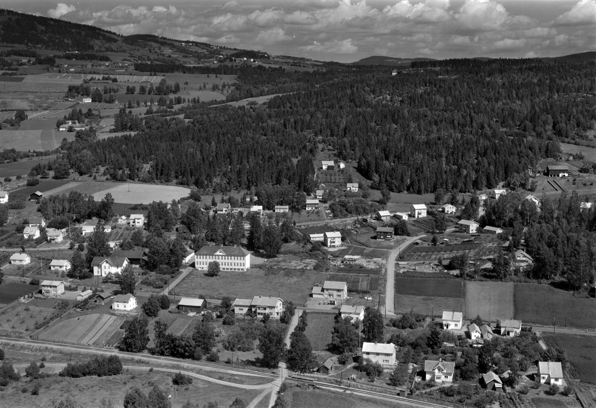 Widerøes Flyveselskap A/S, Flyfoto av Kilde skole, Moelv, Ringsaker med bebyggelsen rundt.