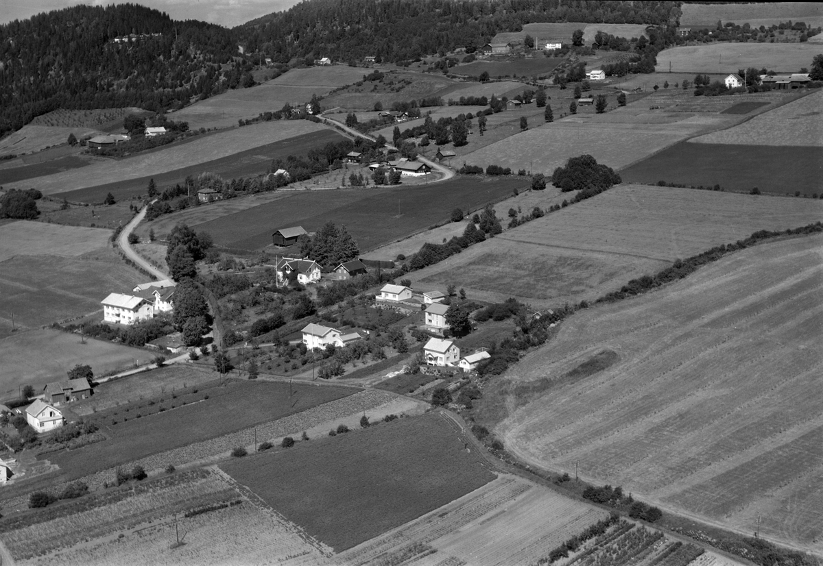 Widerøes Flyveselskap A/S, Flyfoto av bebyggelse ved Ringsvegen, Ring, Ringsaker.