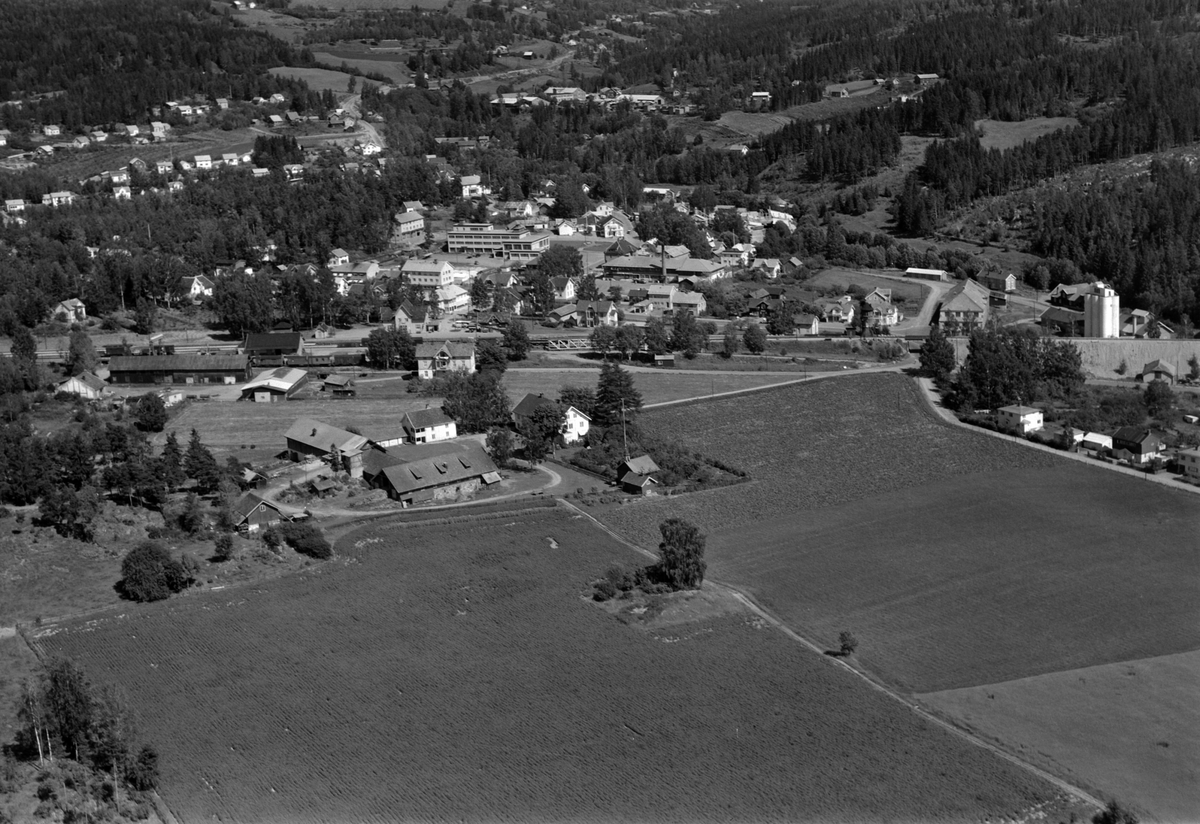Widerøes Flyveselskap A/S, Flyfoto av Mo gard og bebyggelse ved Storgata, Moelv, Ringsaker.