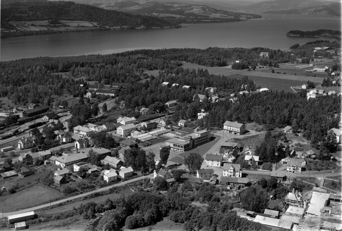 Widerøes Flyveselskap A/S, Flyfoto av Moelv sentrum, Mjøsa og Biri i bakgrunnen.