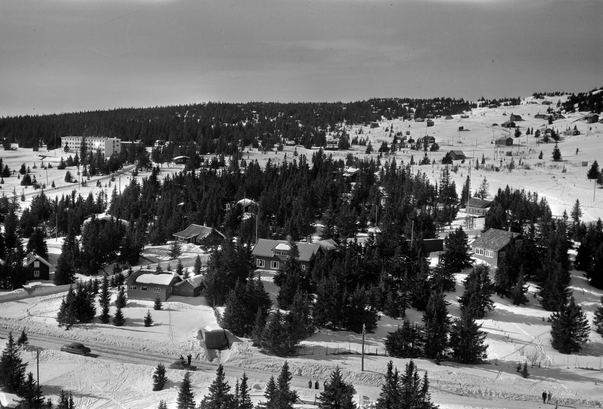 Widerøes Flyveselskap A/S, Flyfoto av bebyggelse i vinterlandskap på Sjusjøen, Ringsaker Almenning.