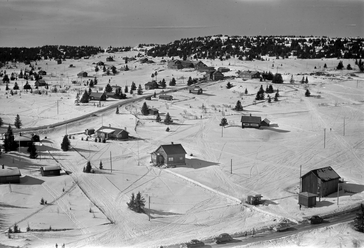 Widerøes Flyveselskap A/S, Flyfoto av bebyggelse i vinterlandskap på Sjusjøen, Ringsaker Almenning.