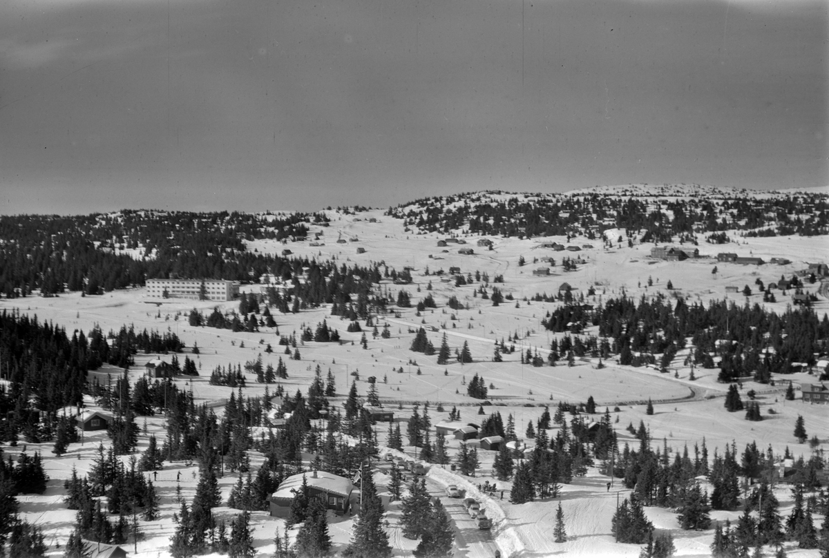 Widerøes Flyveselskap A/S, Flyfoto av bebyggelse i vinterlandskap på Sjusjøen, Ringsaker Almenning.