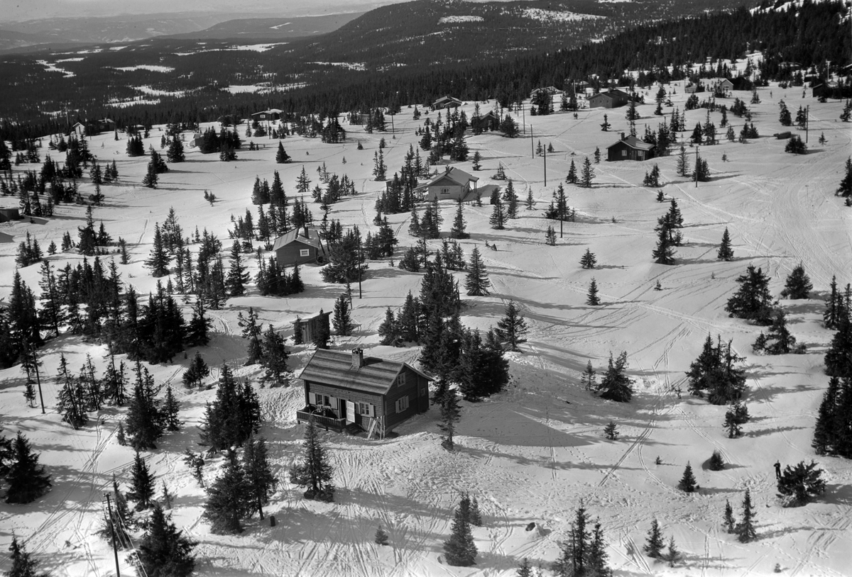 Widerøes Flyveselskap A/S, Flyfoto av bebyggelse i vinterlandskap på Sjusjøen, Ringsaker Almenning.
