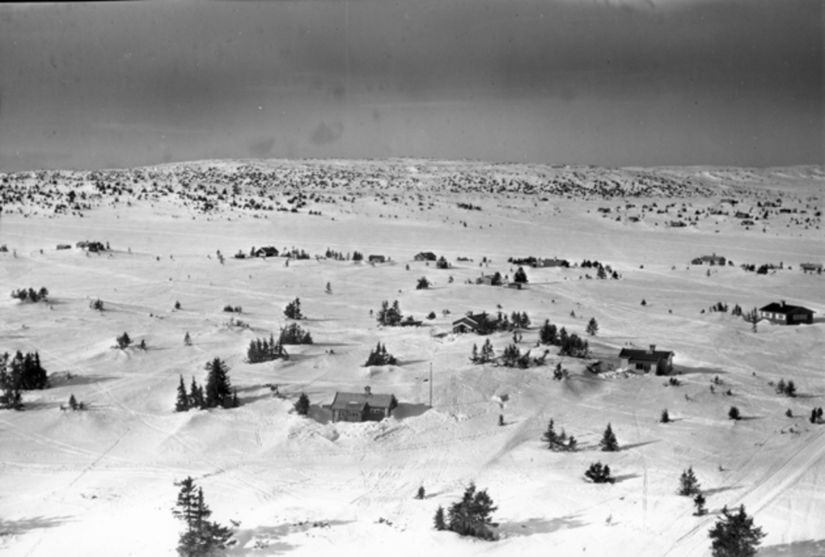 Widerøes Flyveselskap A/S, Flyfoto av bebyggelse i vinterlandskap på Sjusjøen, Ringsaker Almenning.