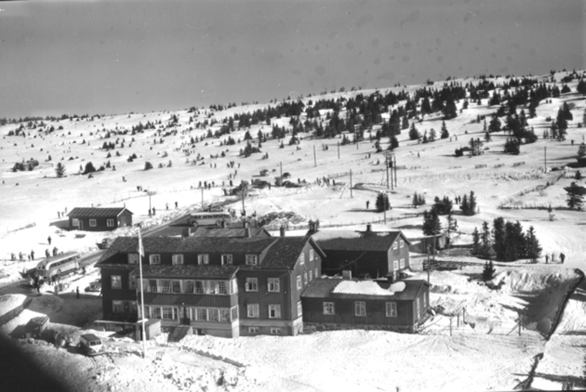 Widerøes Flyveselskap A/S, Flyfoto av bebyggelse i vinterlandskap på Sjusjøen, Ringsaker Almenning.