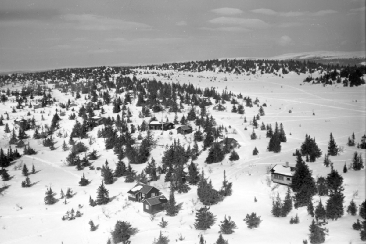 Widerøes Flyveselskap A/S, Flyfoto av bebyggelse i vinterlandskap på Ljøsheim, Ringsaker Almenning.