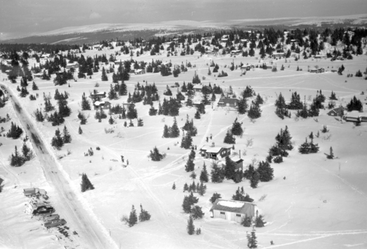 Widerøes Flyveselskap A/S, Flyfoto av bebyggelse i vinterlandskap på Ljøsheim, Ringsaker Almenning.