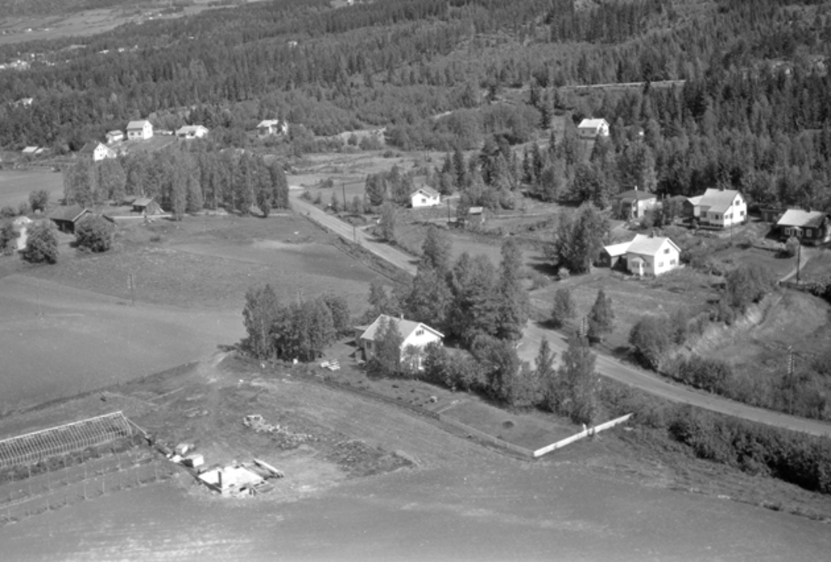 Widerøes Flyveselskap A/S, Flyfoto av bebyggelse ved Korgerstuvika, Moelv, Ringsaker.