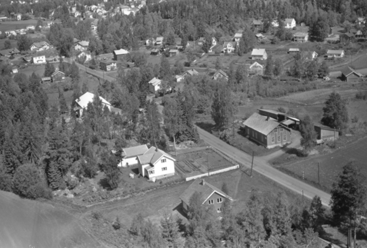Widerøes Flyveselskap A/S, Flyfoto av bebyggelse, Bekkens trevarefabrikk, ved Ødegårdstoppen, Moelv, Ringsaker.
