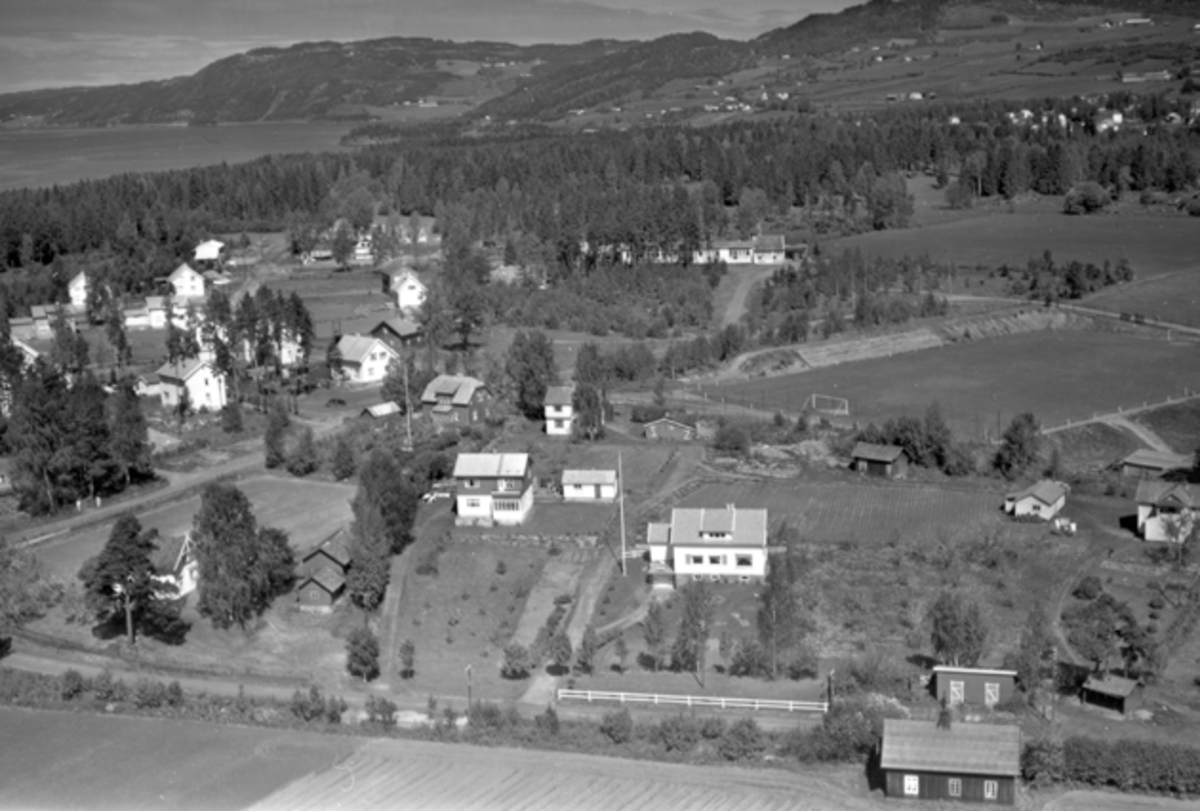 Widerøes Flyveselskap A/S, Flyfoto av bebyggelse ved Brennerivika, idrettsplassen, Moelv, Ringsaker.