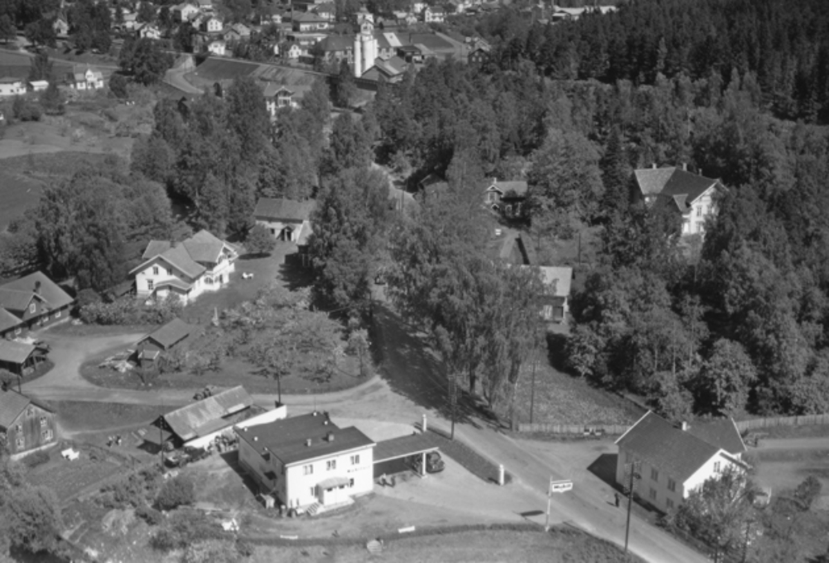Widerøes Flyveselskap A/S, Flyfoto av Mobil bensinstasjon, Ingv. Dehli, Moelv, Ringsaker.