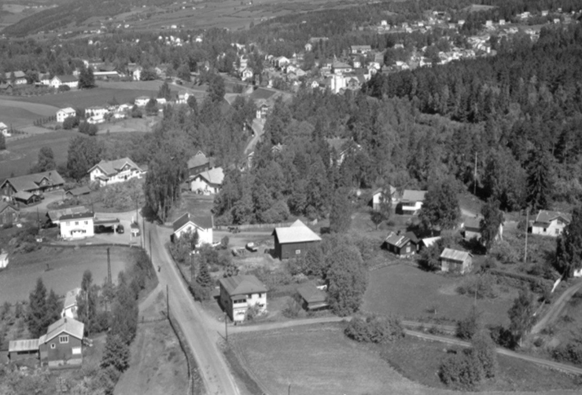 Widerøes Flyveselskap A/S, Flyfoto av Ødegårdstoppen, Mobil bensinstasjon, Ingv. Dehli, Moelv, Ringsaker.