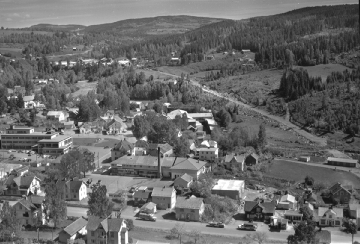 Widerøes Flyveselskap A/S, Flyfoto av Storgata, Moelv sentrum, Moelv meieri, Ringsaker.