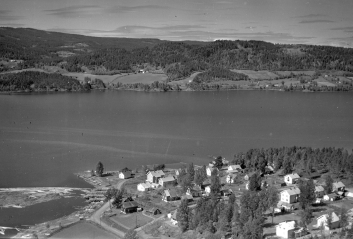Widerøes Flyveselskap A/S, Flyfoto av Brennerivika med tømmer, Moelv, Ringsaker.