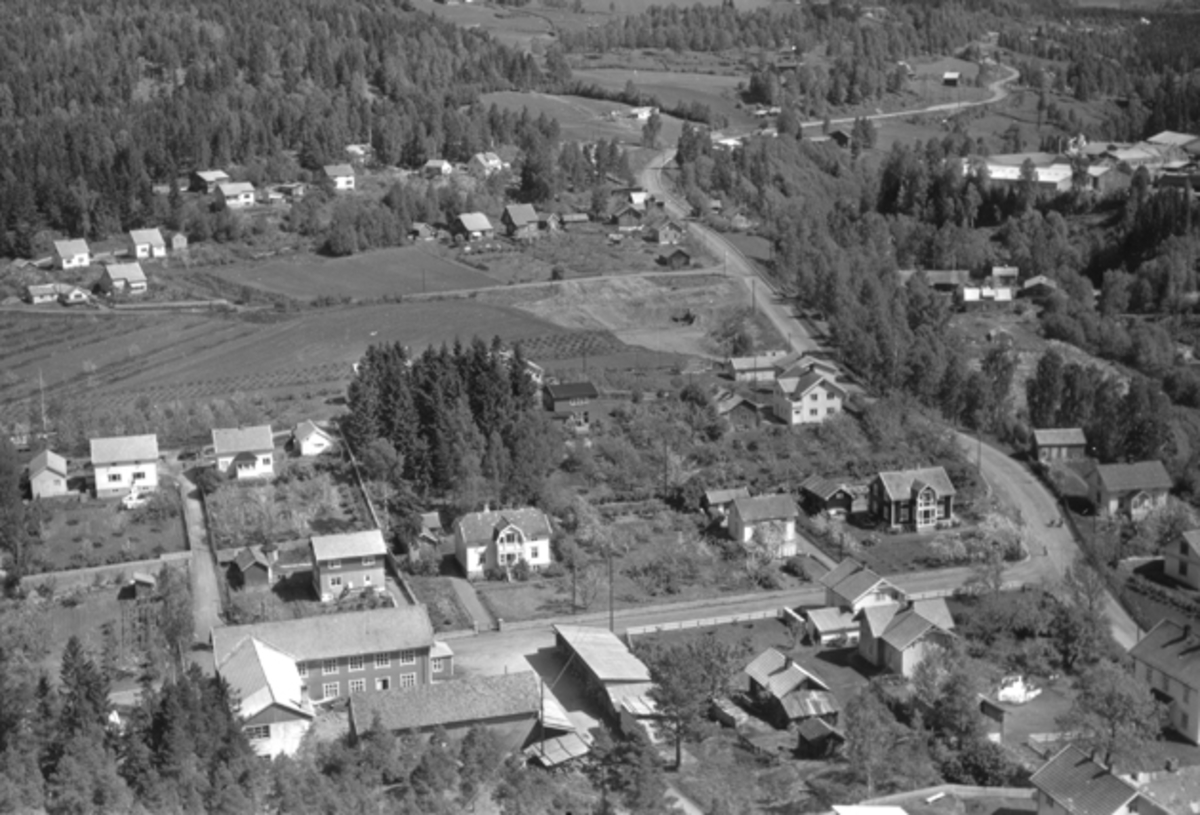 Widerøes Flyveselskap A/S, Flyfoto av Jensstuvegen, Åsmarkvegen, Johansen Trevarefabrikk, Moelv, Ringsaker.