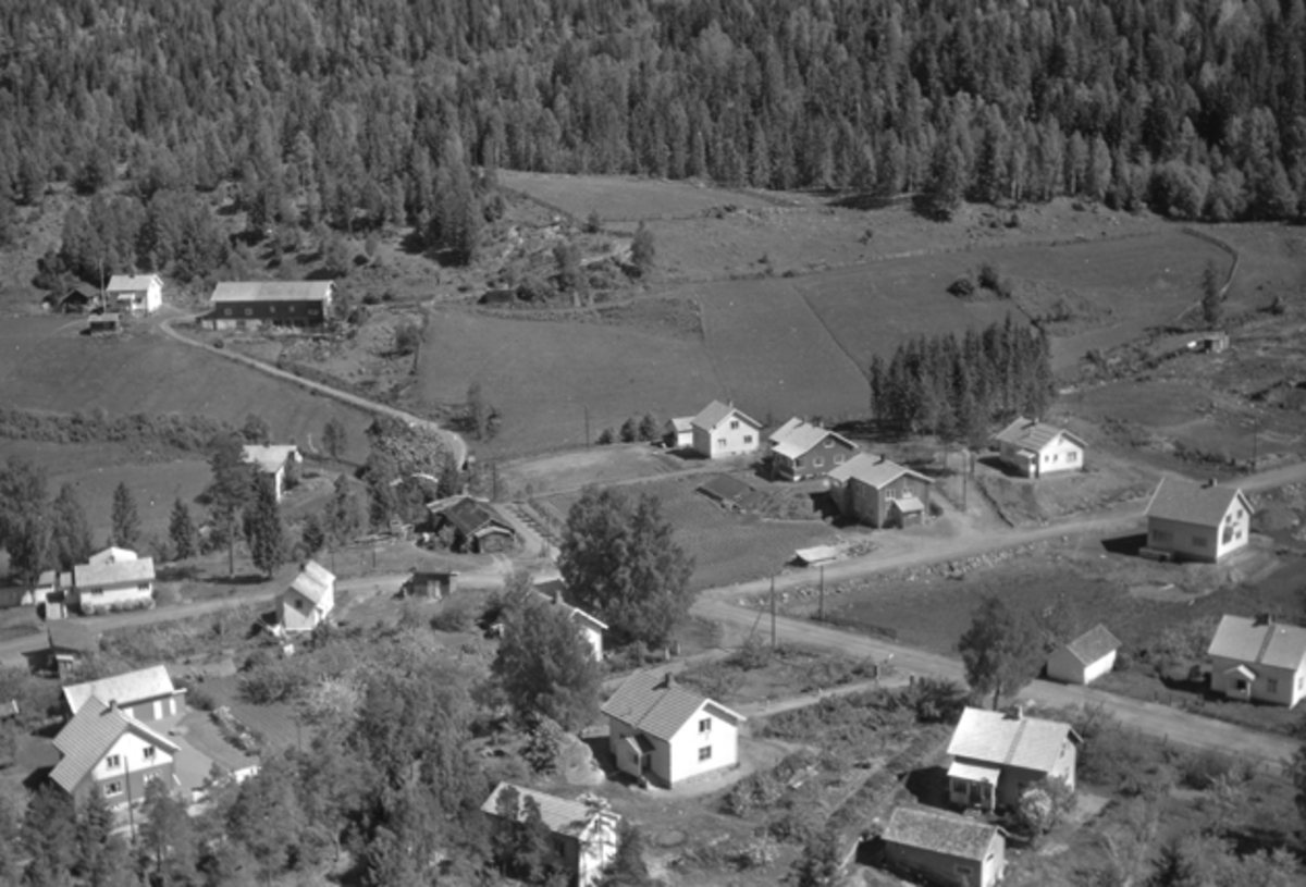 Widerøes Flyveselskap A/S, Flyfoto av hus i Pinnerudroa, Moelv, Ringsaker.