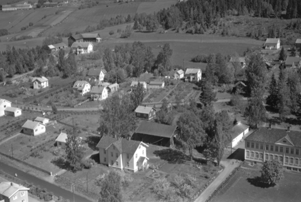 Widerøes Flyveselskap A/S, Flyfoto av Kilde skole, Moelv, Ringsaker og bebyggelsen nord for skolen.
