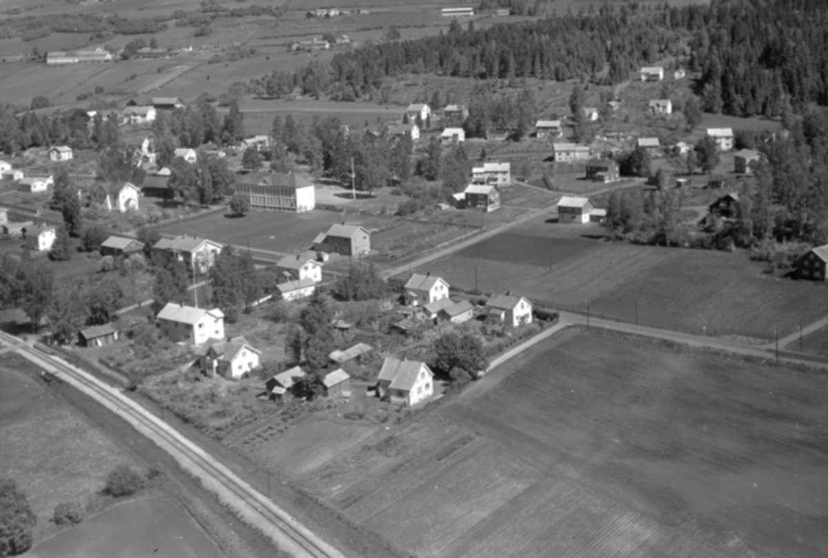 Widerøes Flyveselskap A/S, Flyfoto av Kilde skole, Moelv, Ringsaker og bebyggelsen rundt.
