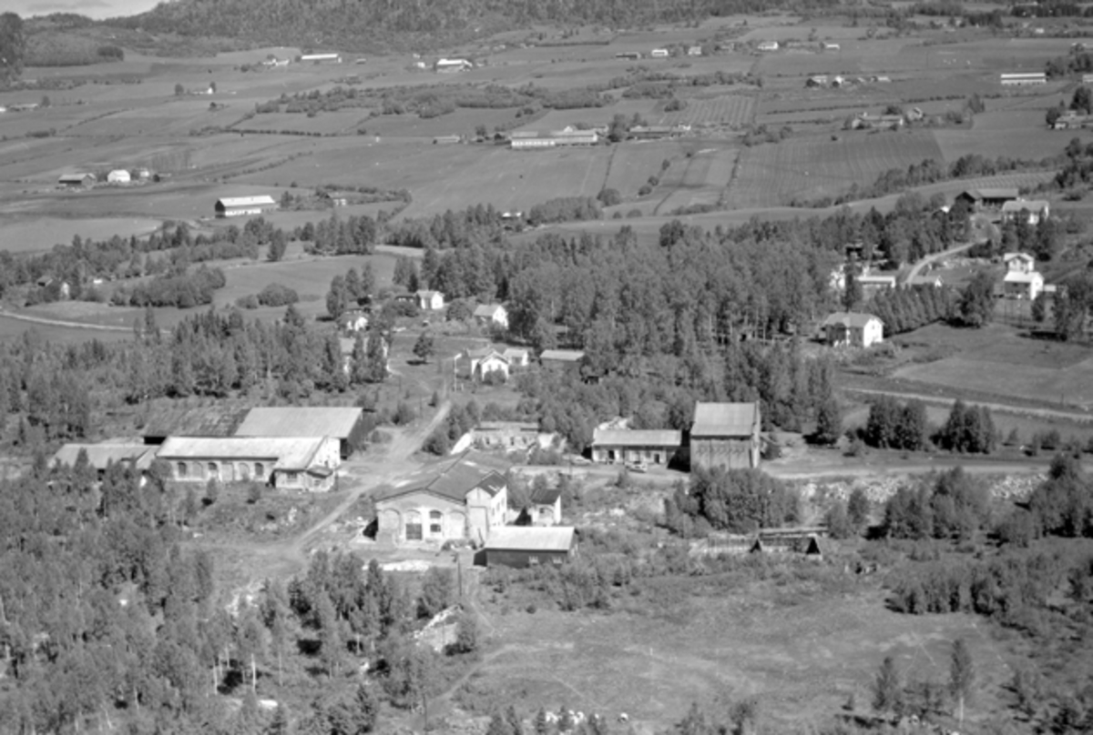Widerøes Flyveselskap A/S, Flyfoto av Moelv Cellulosefabrikk, landskap mot Ring, Moelv, Ringsaker.