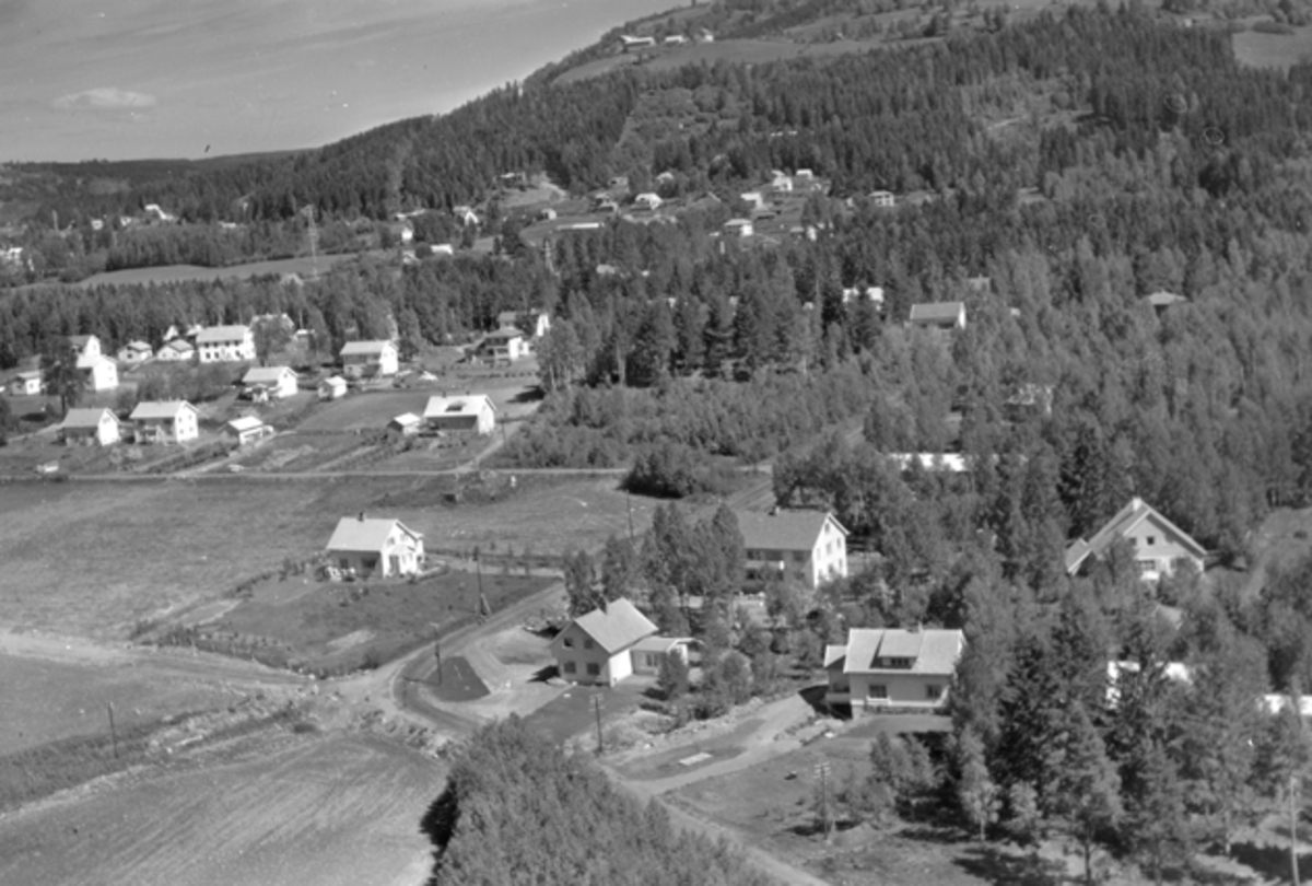 Widerøes Flyveselskap A/S, Flyfoto av Parkvegen, Nerkvernvegen, Spurvestien, Nerkvern, Brumunddal.