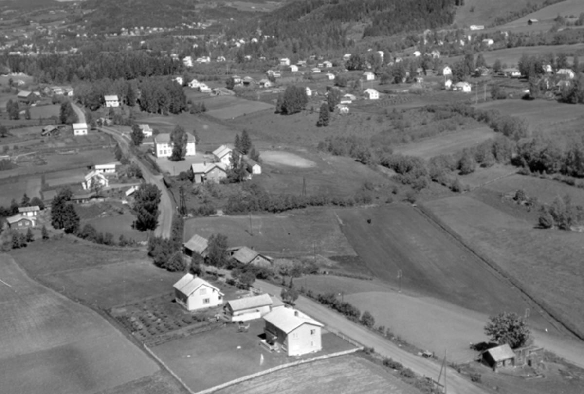 Widerøes Flyveselskap A/S, Flyfoto av Mørkved skole, Kongsvegen i Brumunddal.
