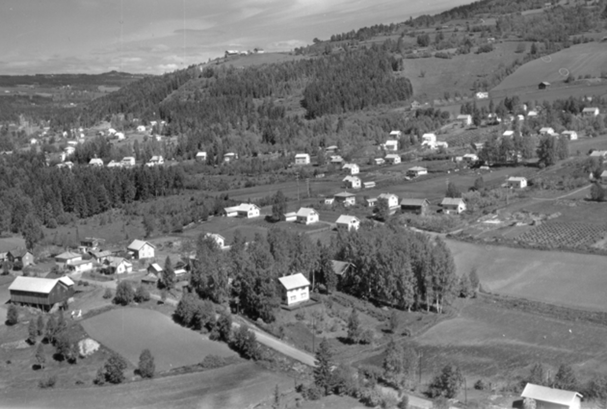 Widerøes Flyveselskap A/S, Flyfoto av Kongsvegen, Vesselbakken, Konglehol, Brumunddal.