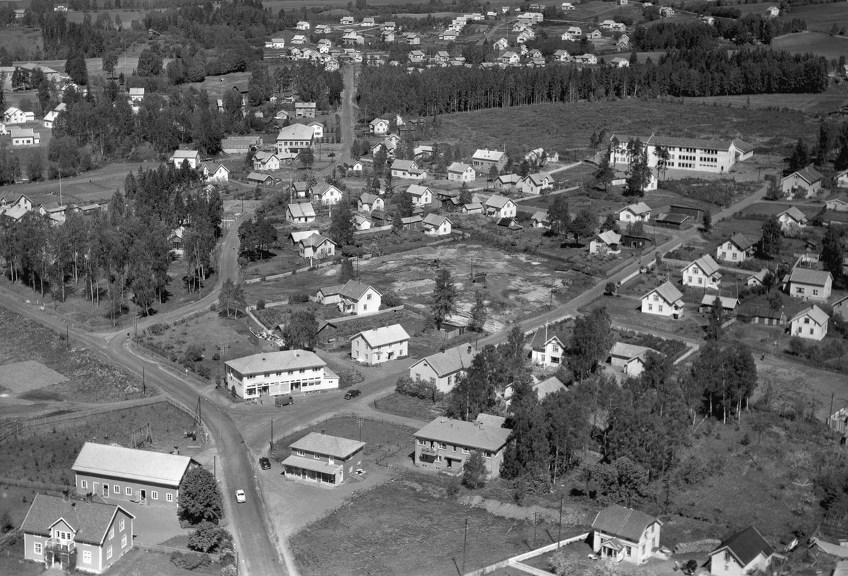 Widerøes Flyveselskap A/S, Flyfoto av bebyggelse i Fagerlundvegen, Skolevegen, Bakkehaugvegen, Brumunddal.