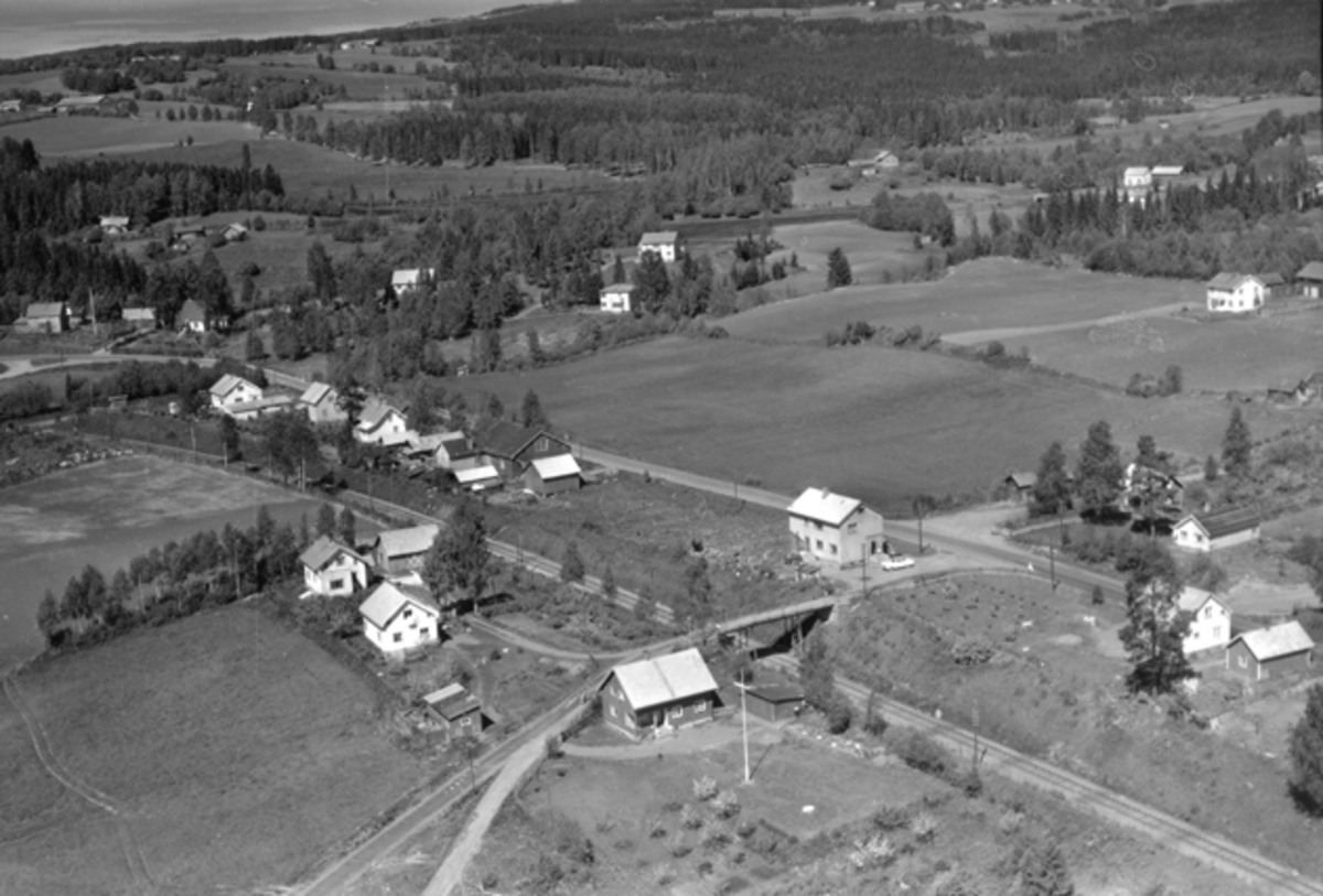 Widerøes Flyveselskap A/S, Flyfoto av Fremstadvegen, Ånnerud, Jemtland, Brumunddal.