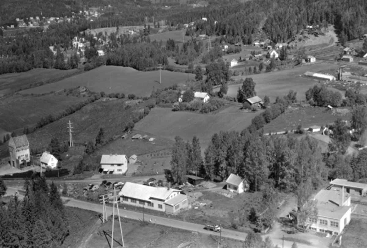Widerøes Flyveselskap A/S, Flyfoto av Furnesvegen, Brumunddal. Til venstre er Sekundærstasjonen, Mühlbradts bilverksted og trevarefabrikken, Buttekvernjordet.