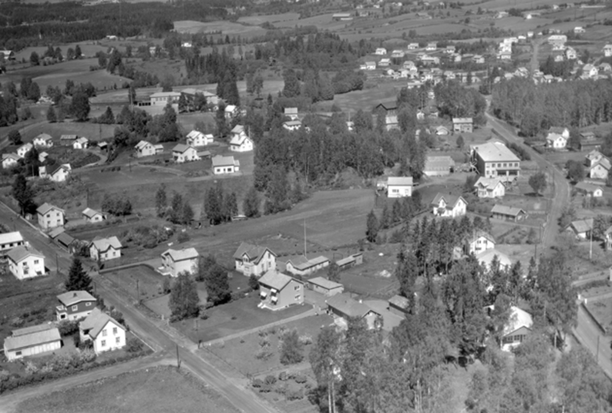 Widerøes Flyveselskap A/S, Flyfoto av Fagerlundvegen og Bakkehaugvegen, Brumunddal.